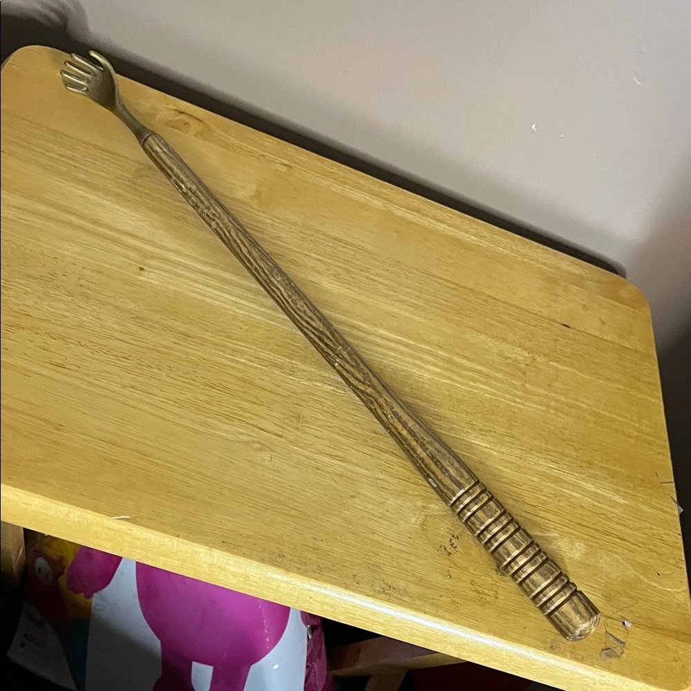 😄Vintage brass hand backscratcher wood handle